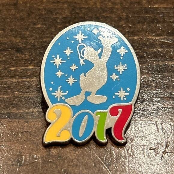 Disney Donald Duck 2017 Walt Disney World Trading Pin‎ Blue Yellow Red Green - Picture 1 of 2